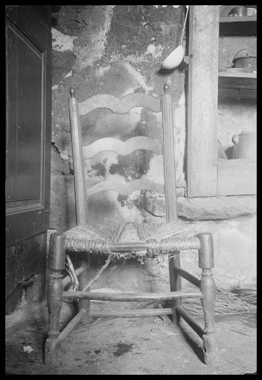 Cellier photographie Chez Madame veuve Clavel. Chaise Rhône-Alpes, France 1945/2/16 Ph.1945.34.52 Photo