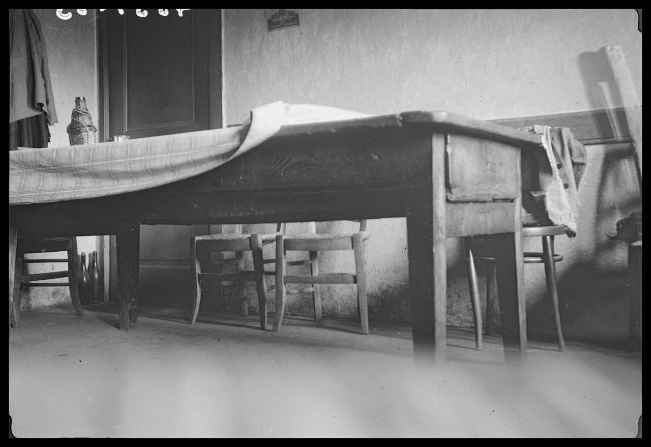 Cellier photographie Chez Monsieur Fayolle. Table à deux tiroirs Rhône-Alpes, France 1945/2/16 Ph.1945.34.53 Photo