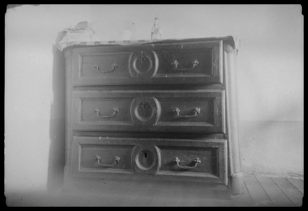 Cellier photographie Chez Monsieur Fayolle. Commode Rhône-Alpes, France 1945/2/16 Ph.1945.34.54 Photo