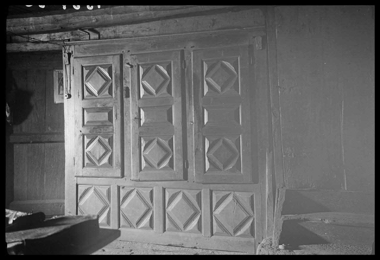 Cellier photographie Chez Monsieur Chazalon. Bahut Louis XIII Rhône-Alpes, France 1945/2/17 Ph.1945.34.56 Photo