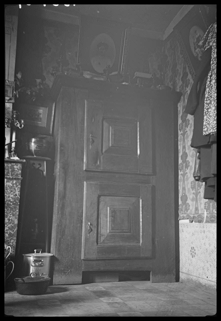 Cellier photographie Chez Monsieur Souheyran. Bahut-bonnetière Rhône-Alpes, France 1945/2/25 Ph.1945.34.57 Photo