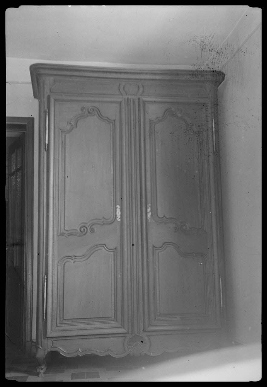 Cellier photographie Chez Monsieur J. Mazaine. Armoire style Louis XV Rhône-Alpes, France 1945/2/25 Ph.1945.34.58 Photo
