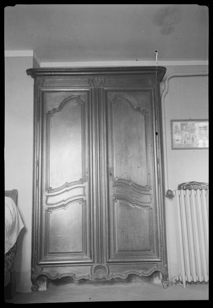 Cellier photographie Chez Monsieur J. Mazaine. Armoire style Louis XV Rhône-Alpes, France 1945/2/25 Ph.1945.34.59 Photo