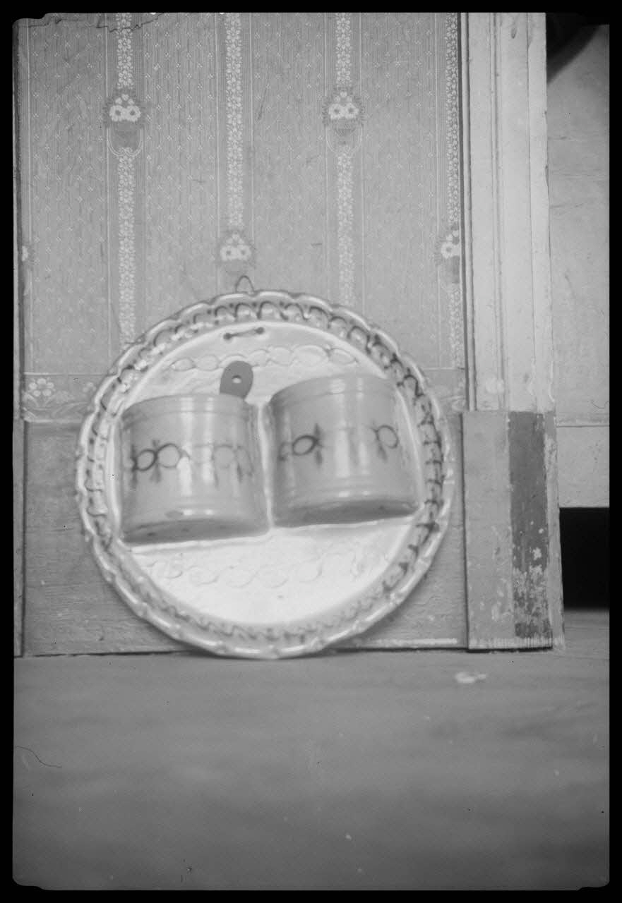 Cellier photographie Chez Monsieur Cornut-Chauvin. Porte-couvert en terre vernissée Rhône-Alpes, France 1945/2/2 Ph.1945.34.60 Photo