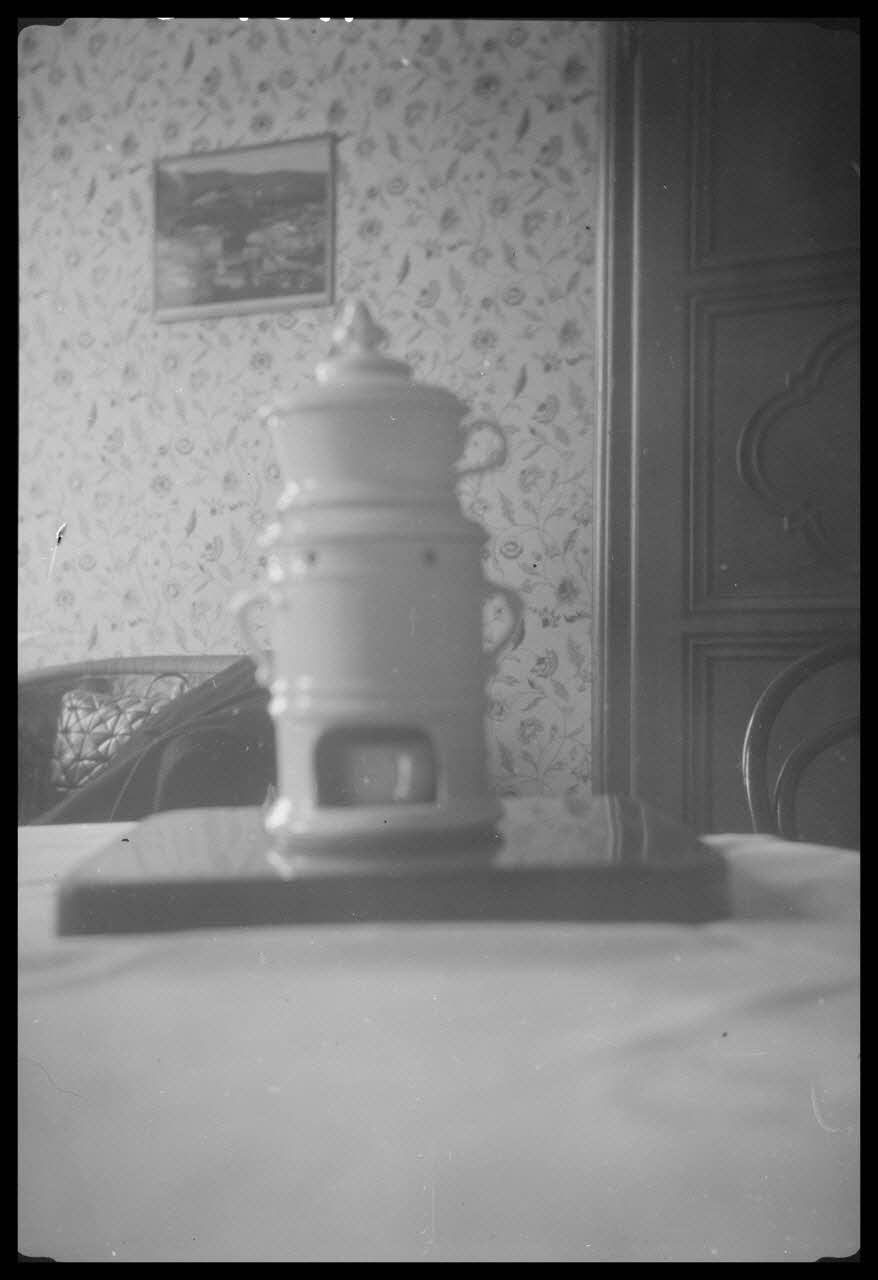 Cellier photographie Chez Madame Bonniot. Veilleuse Rhône-Alpes, France 1945/1/5 Ph.1945.34.62 Photo