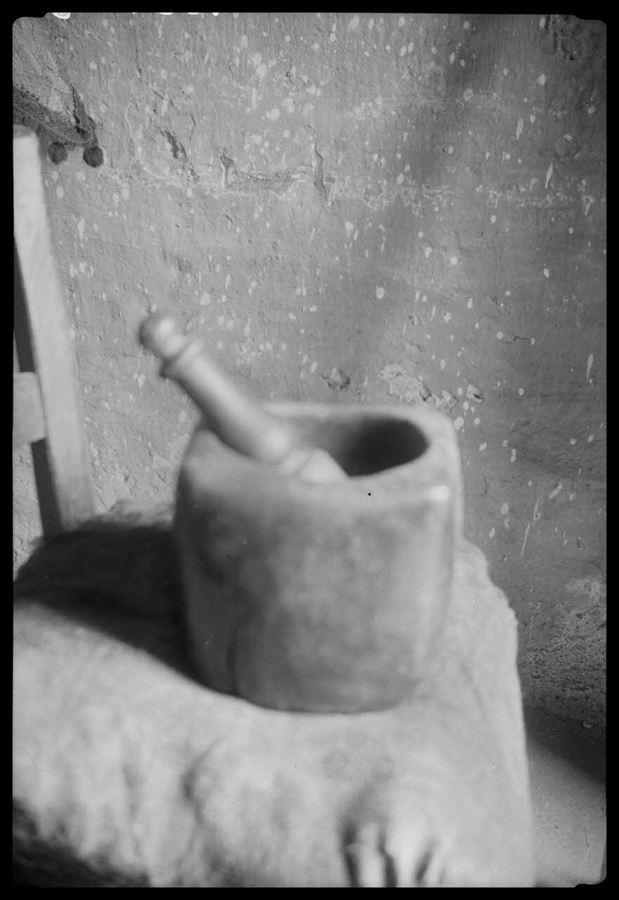 Cellier photographie Chez Madame veuve Chapins. Mortier à sel Rhône-Alpes, France 1945/2/9 Ph.1945.34.63 Photo