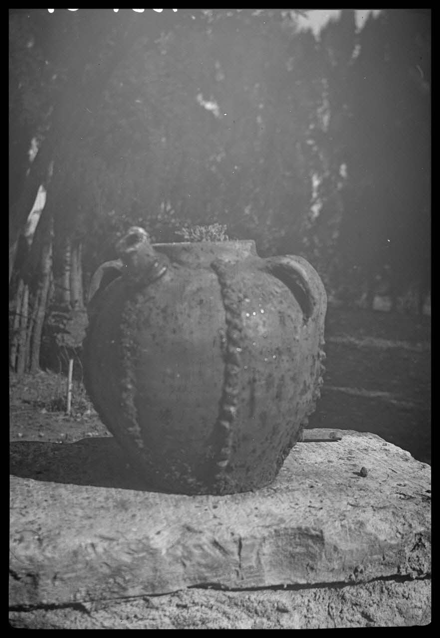 Cellier photographie Chez Monsieur de Baspe. Jarre Rhône-Alpes, France 1945/2/25 Ph.1945.34.64 Photo