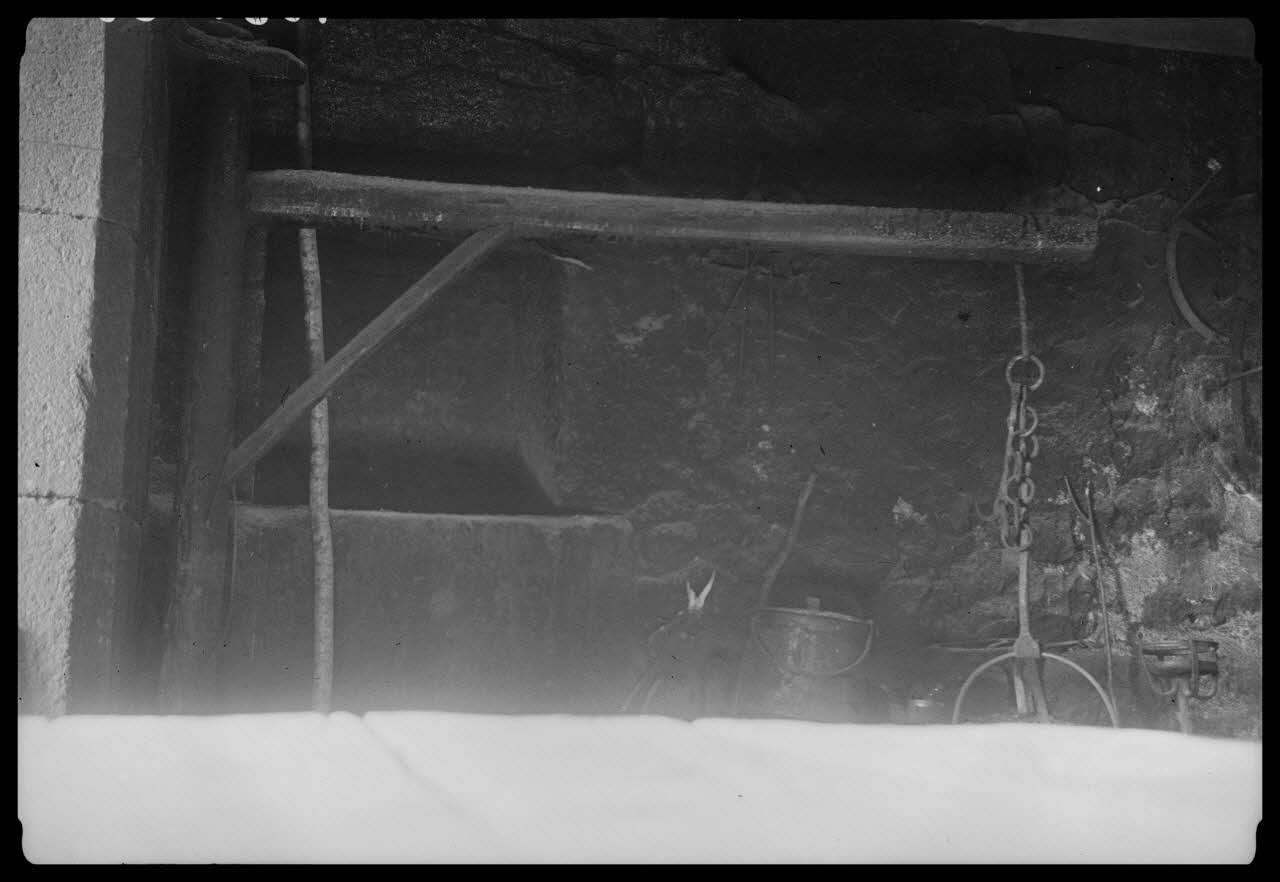 Cellier photographie Chez Monsieur Tournaire. Potence à crémaillère Rhône-Alpes, France 1945/2/17 Ph.1945.34.65 Photo