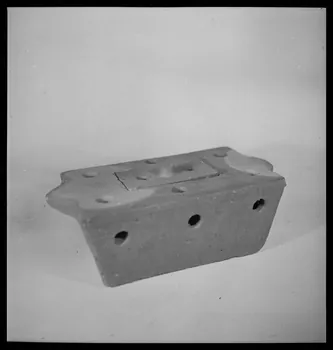 Pierre Soulier photographie Chaufferette en terre Ile-de-France, France 1945/4/1 Ph.1945.42.29 Photo