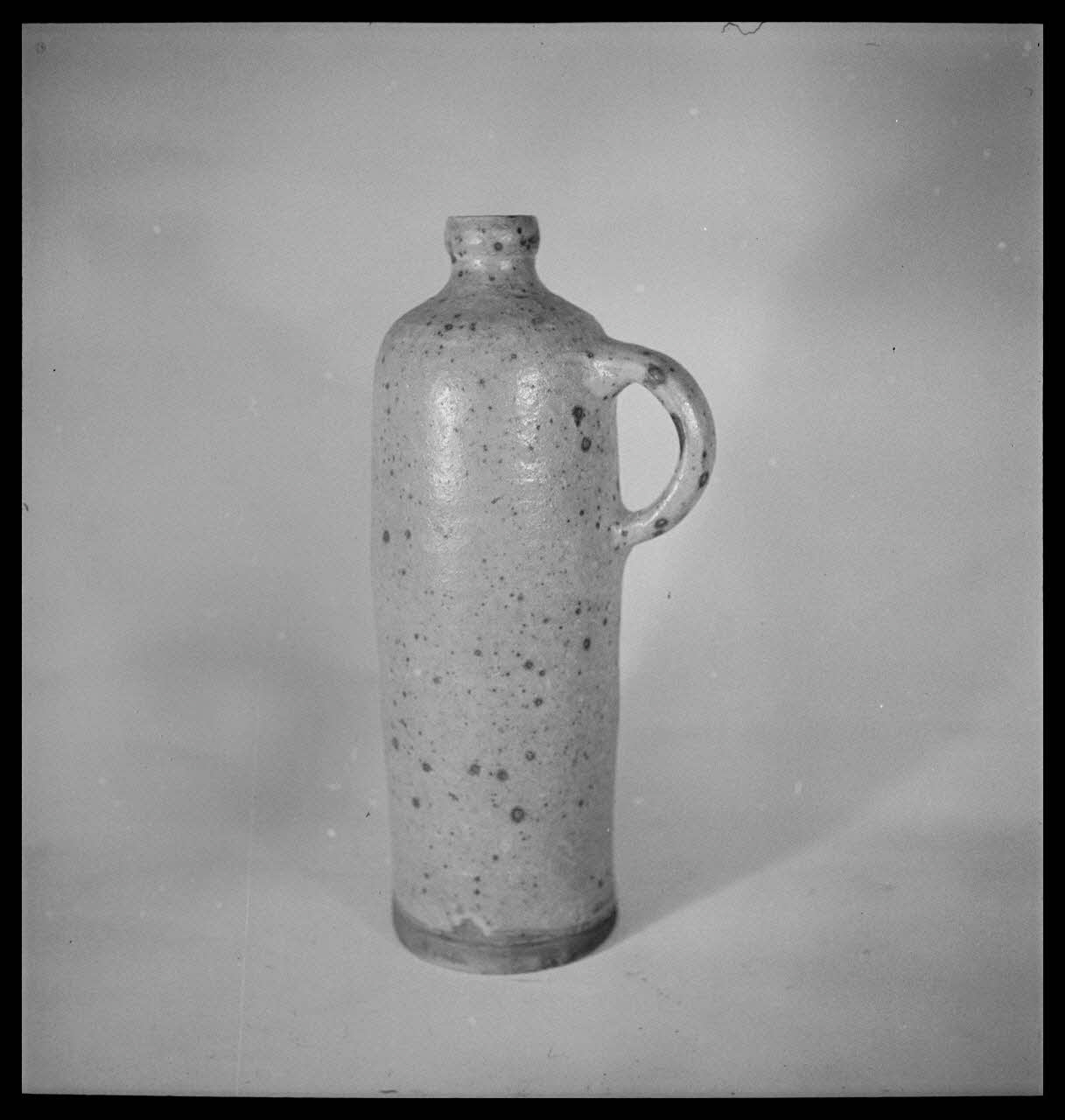 Pierre Soulier photographie Bouillotte en terre Ile-de-France, France 1945/4/1 Ph.1945.42.31 Photo
