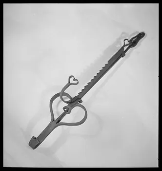 Pierre Soulier photographie Crémaillère en fer et fer forgé, à dents et à décor de cœurs. France 19è siècle Ile-de-France, France 1945/4/1 Ph.1945.42.61 Photo