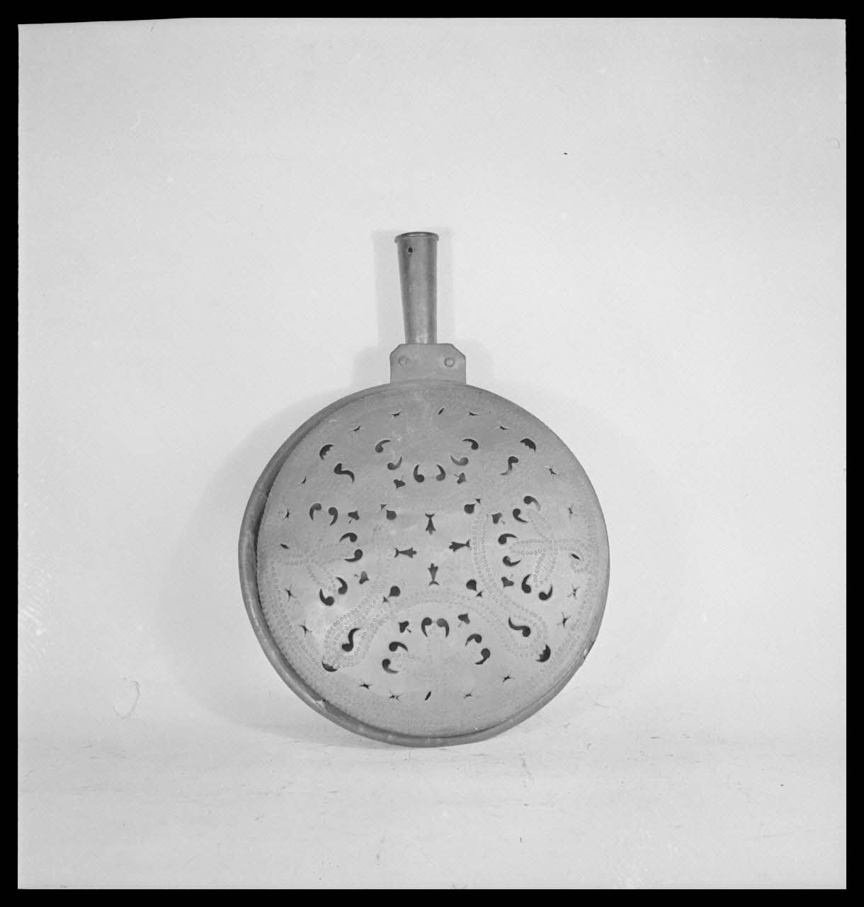 Pierre Soulier photographie Bassinoire en cuivre Ile-de-France, France 1945/4/1 Ph.1945.42.82 Photo