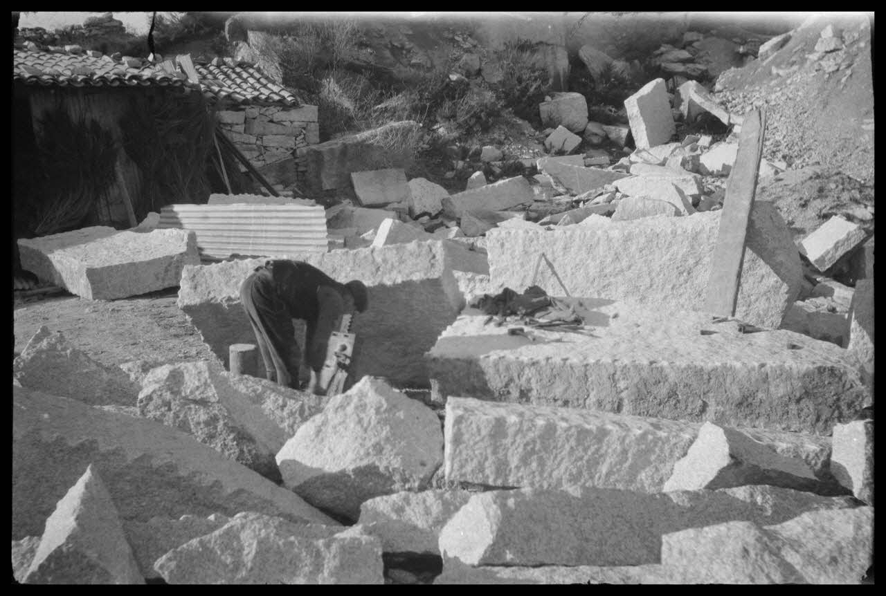 Brunet photographie Travail à la carrière. Débitage d'un bloc Midi-Pyrénées, France 1944/3/1 Ph.1945.44.25 Photo