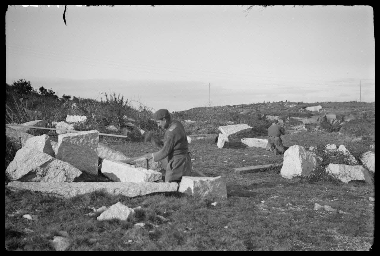 Brunet photographie Travail à la carrière. Débitage d'un bloc Midi-Pyrénées, France 1944/3/1 Ph.1945.44.26 Photo