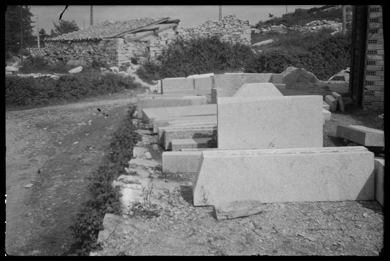 Brunet photographie Un quai. Devant un atelier, les pièces terminées Midi-Pyrénées, France 1944/5/1 Ph.1945.44.28 Photo