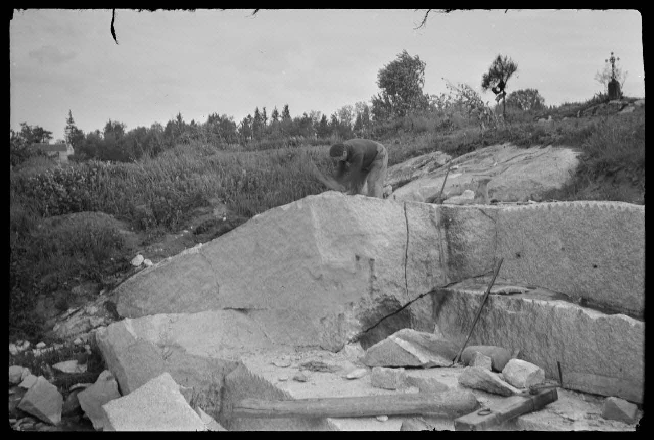 Brunet photographie Travail à la carrière. Fendage d'un bloc Midi-Pyrénées, France 1944/5/1 Ph.1945.44.30 Photo