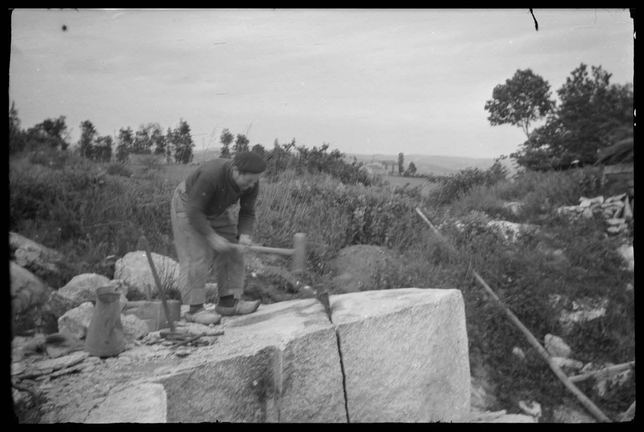 Brunet photographie Travail à la carrière. Martelage des coins de fendage Midi-Pyrénées, France 1944/5/1 Ph.1945.44.31 Photo