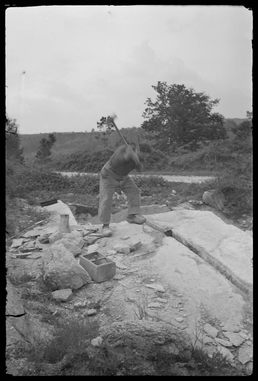 Brunet photographie Travail à la carrière. Martelage des coins de fendage Midi-Pyrénées, France 1944/5/1 Ph.1945.44.32 Photo
