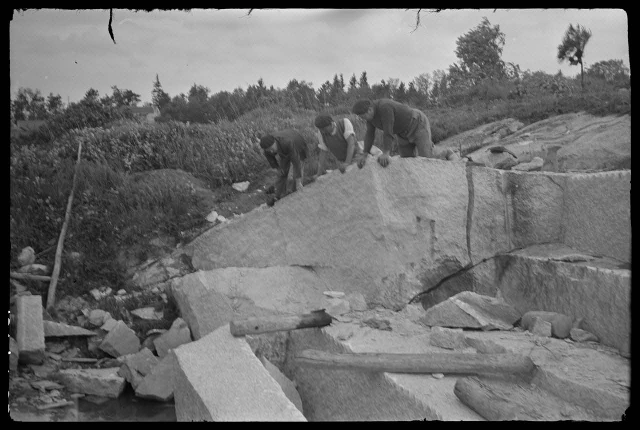 Brunet photographie Travail à la carrière. Travail en commun Midi-Pyrénées, France 1944/5/1 Ph.1945.44.33 Photo