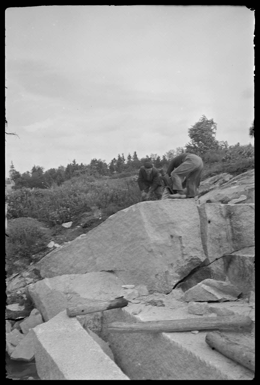 Brunet photographie Travail à la carrière. Emploi du cric Midi-Pyrénées, France 1944/5/1 Ph.1945.44.34 Photo