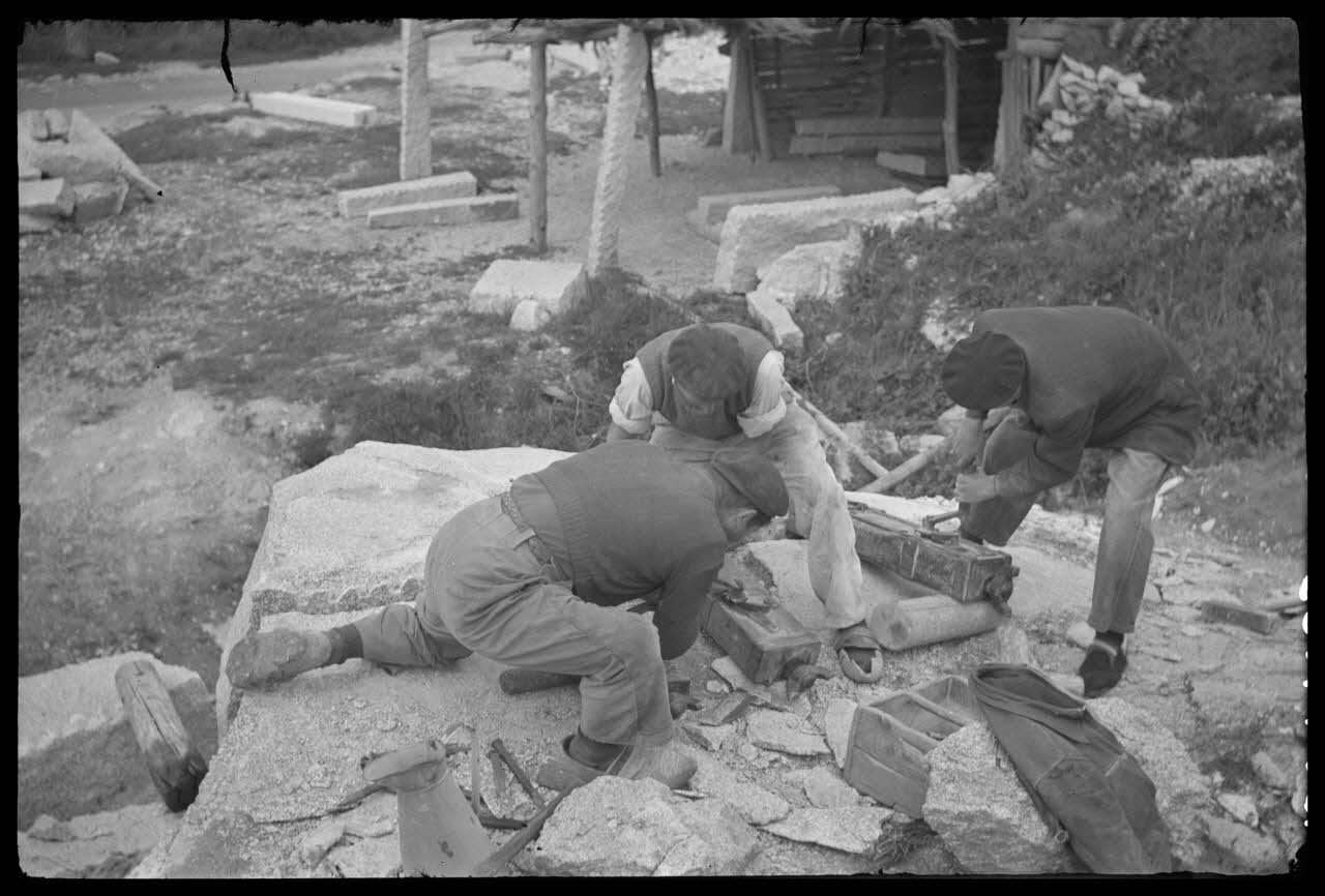 Brunet photographie Travail à la carrière. La roche résiste. Emploi de deux puis trois crics Midi-Pyrénées, France 1944/5/1 Ph.1945.44.35 Photo
