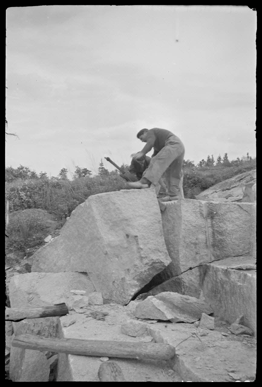 Brunet photographie Travail à la carrière. La roche résiste. Emploi de deux et trois crics Midi-Pyrénées, France 1944/5/1 Ph.1945.44.36 Photo