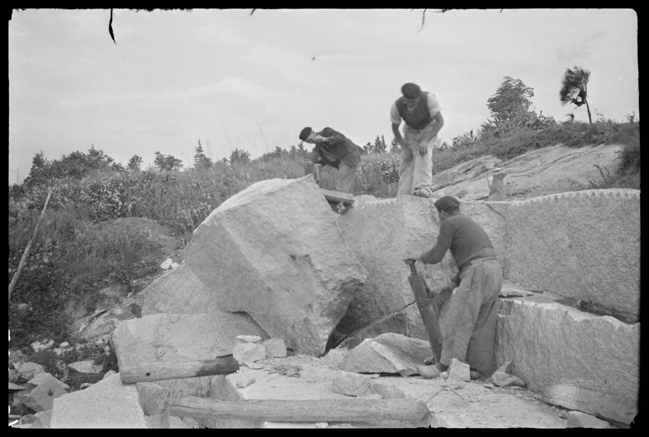 Brunet photographie Travail à la carrière. Le bloc commence à tomber Midi-Pyrénées, France 1944/5/1 Ph.1945.44.37 Photo