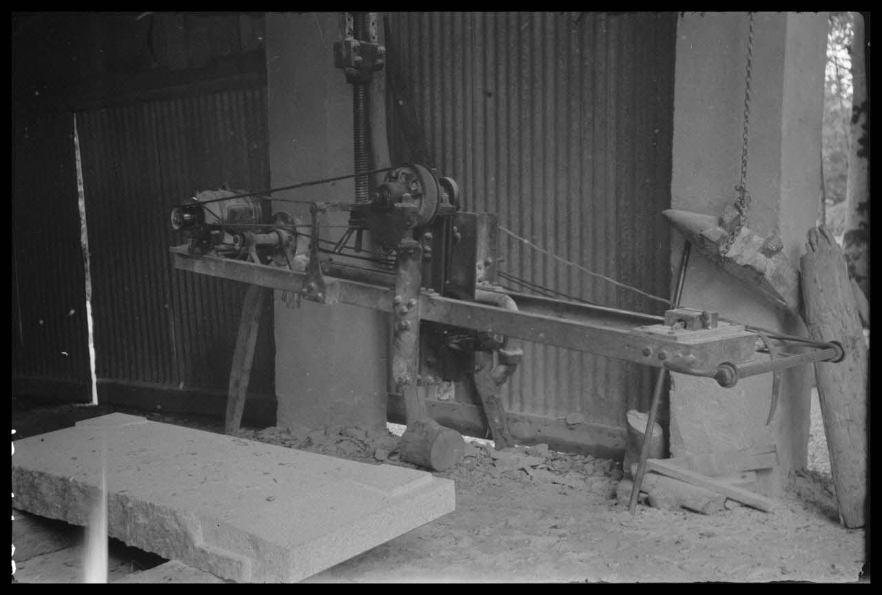 Brunet photographie Atelier de Monsieur Fortuné Albert. Bouchardeuse électrique sur rail Midi-Pyrénées, France 1944/5/1 Ph.1945.44.38 Photo