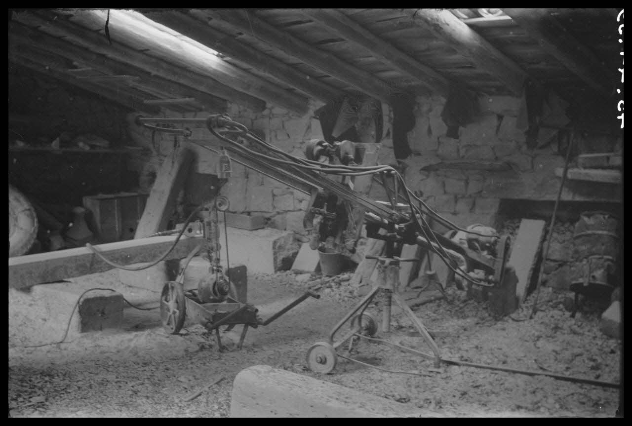 Brunet photographie Atelier de Monsieur Fortuné Albert. Bouchardeuse électrique baladeuse Midi-Pyrénées, France 1944/5/1 Ph.1945.44.39 Photo