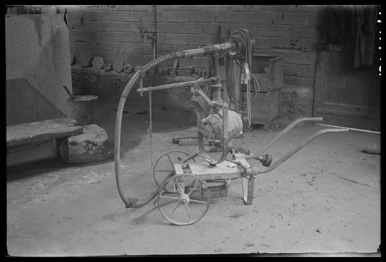 Brunet photographie Atelier de plissage de Monsieur Fortuné Albert. Polisseuse-baladeuse Midi-Pyrénées, France 1944/5/1 Ph.1945.44.41 Photo