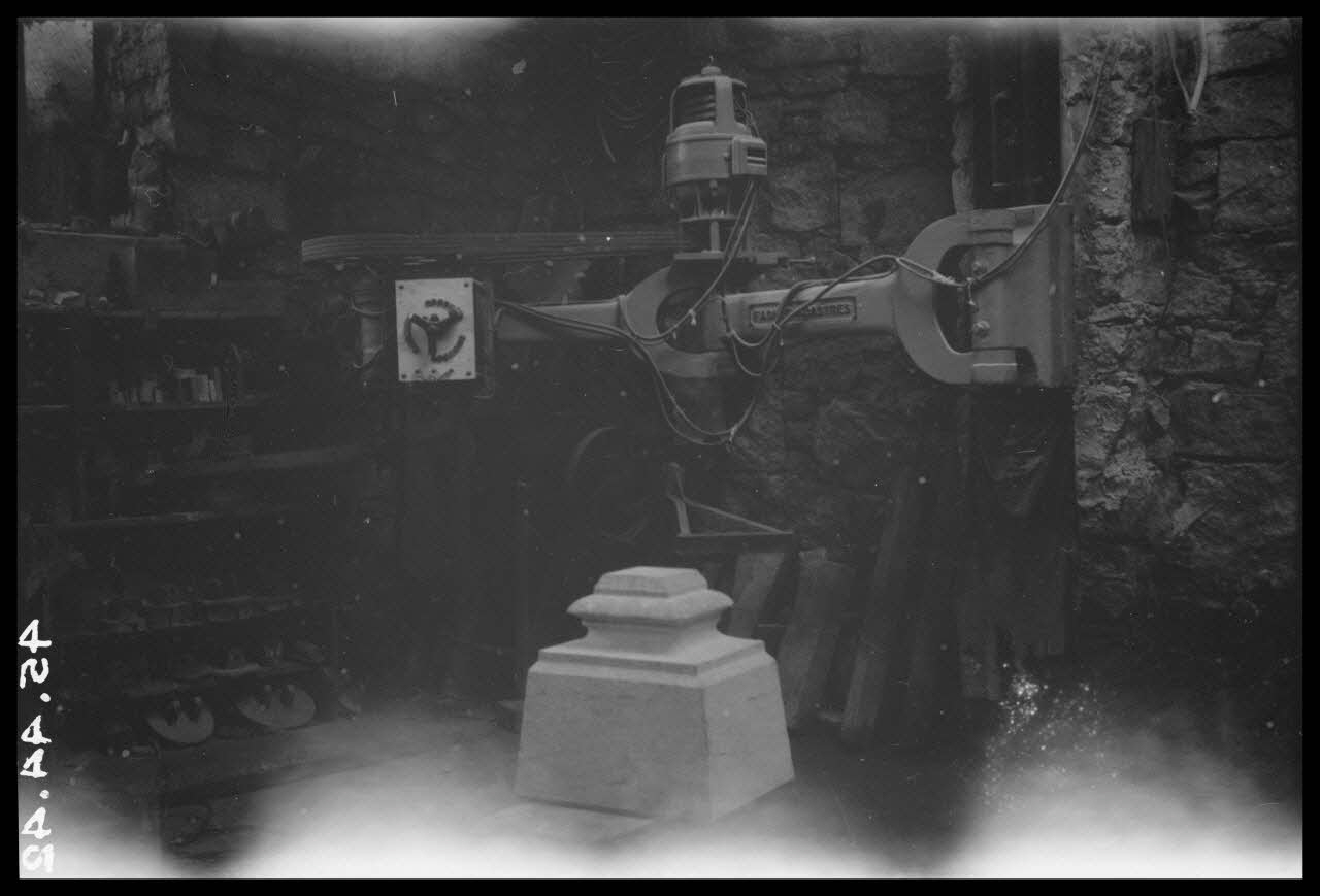 Brunet photographie Atelier de plissage de Monsieur Fortuné Albert. Polisseuse fixe Midi-Pyrénées, France 1944/5/1 Ph.1945.44.42 Photo