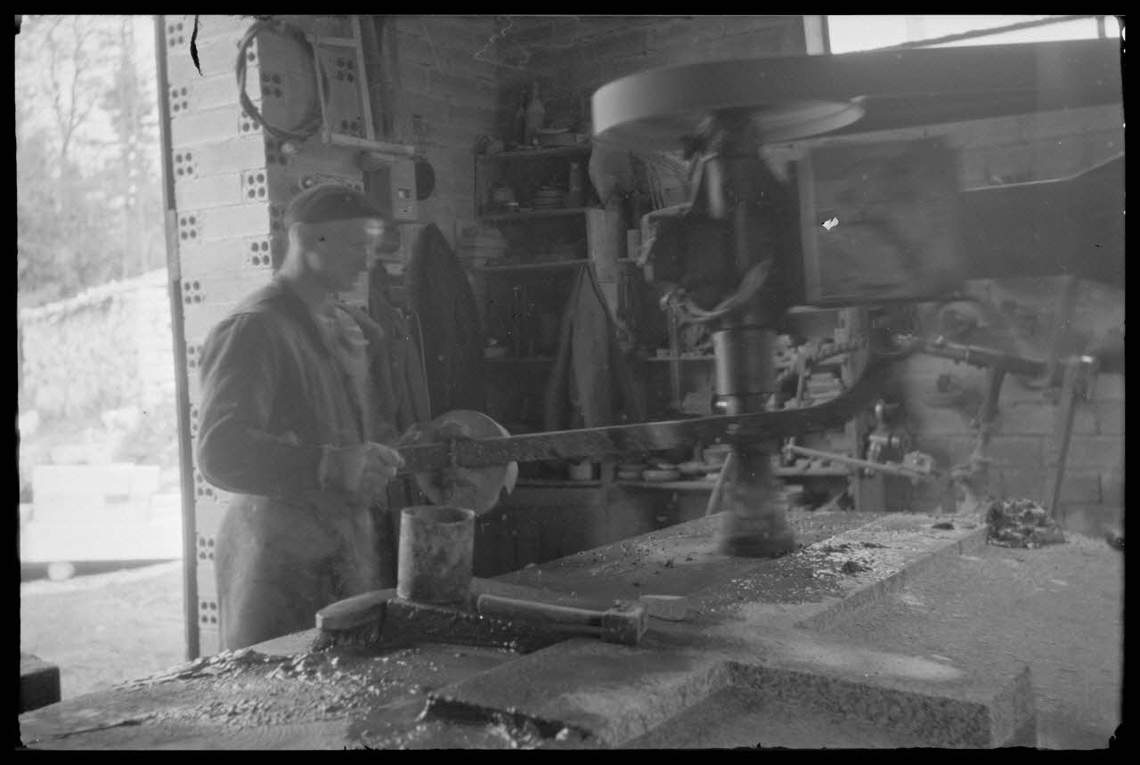 Brunet photographie Ouvrier polisseur des Vosges. Polissage d'une pierre tombale Midi-Pyrénées, France 1944/5/1 Ph.1945.44.43 Photo