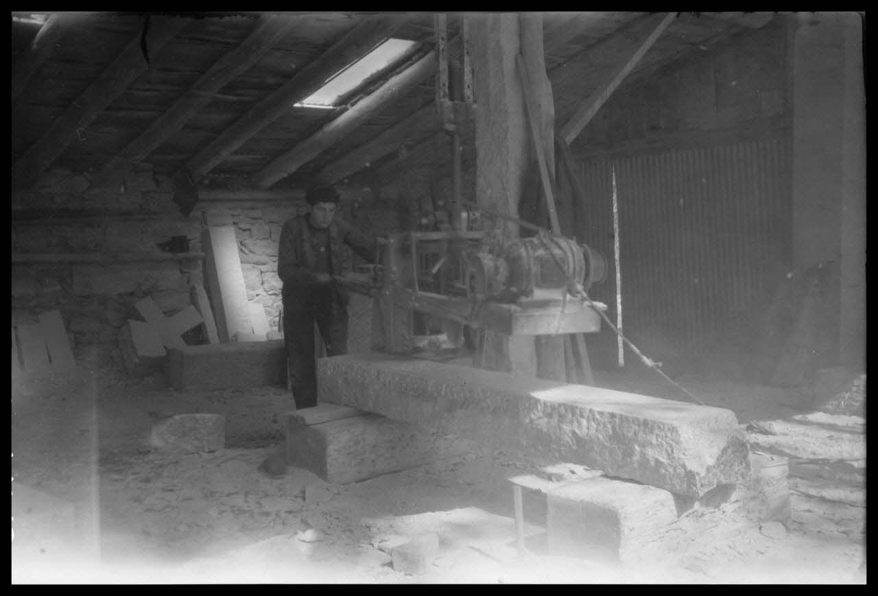 Brunet photographie Atelier de taille de Monsieur Fortuné Albert. Manœuvre de la bouchardeuse Midi-Pyrénées, France 1944/5/1 Ph.1945.44.45 Photo