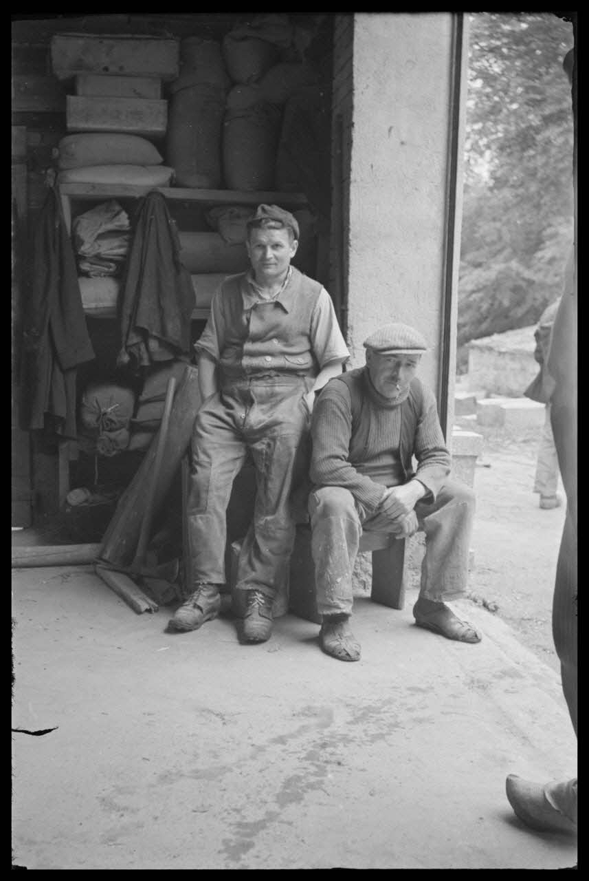 Brunet photographie Atelier de taille de Monsieur Fortuné Albert. Deux ouvriers de Lacrouzelle Midi-Pyrénées, France 1944/5/1 Ph.1945.44.46 Photo