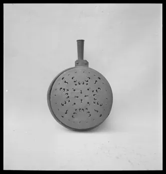 Pierre Soulier photographie Bassinoire en cuivre Ile-de-France, France 1945/4/1 Ph.1945.45.1  Photo