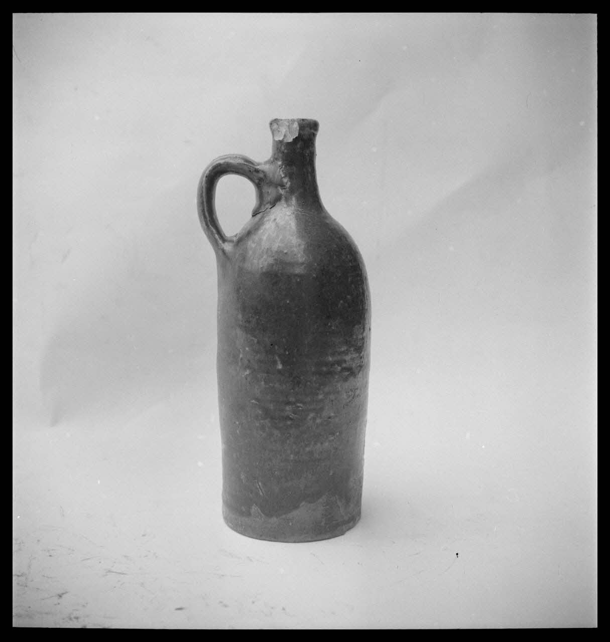 Pierre Soulier photographie Bouteille en grès Ile-de-France, France 1945/4/1 Ph.1945.45.4 Photo