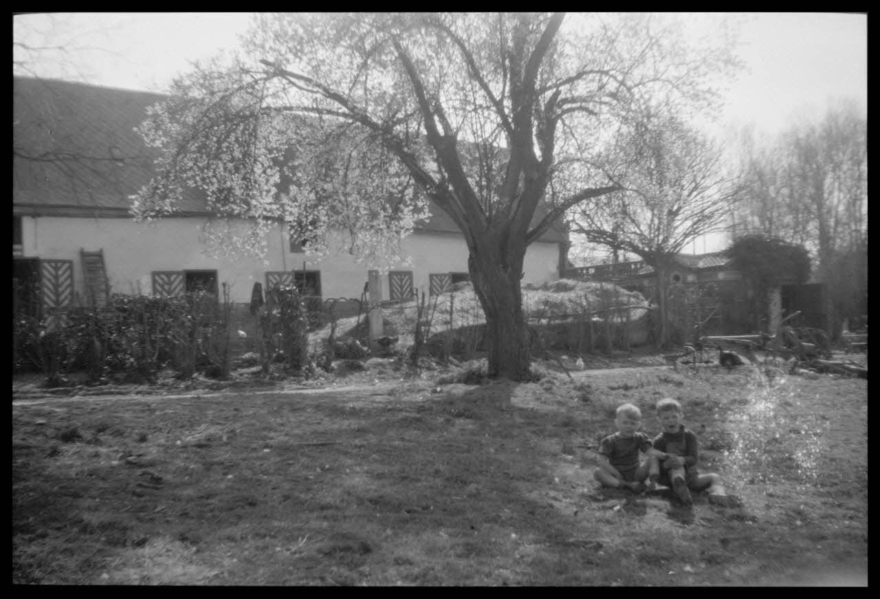 Camion photographie Ferme picarde Picardie, France 1945/4/1 Ph.1945.51.11 Photo