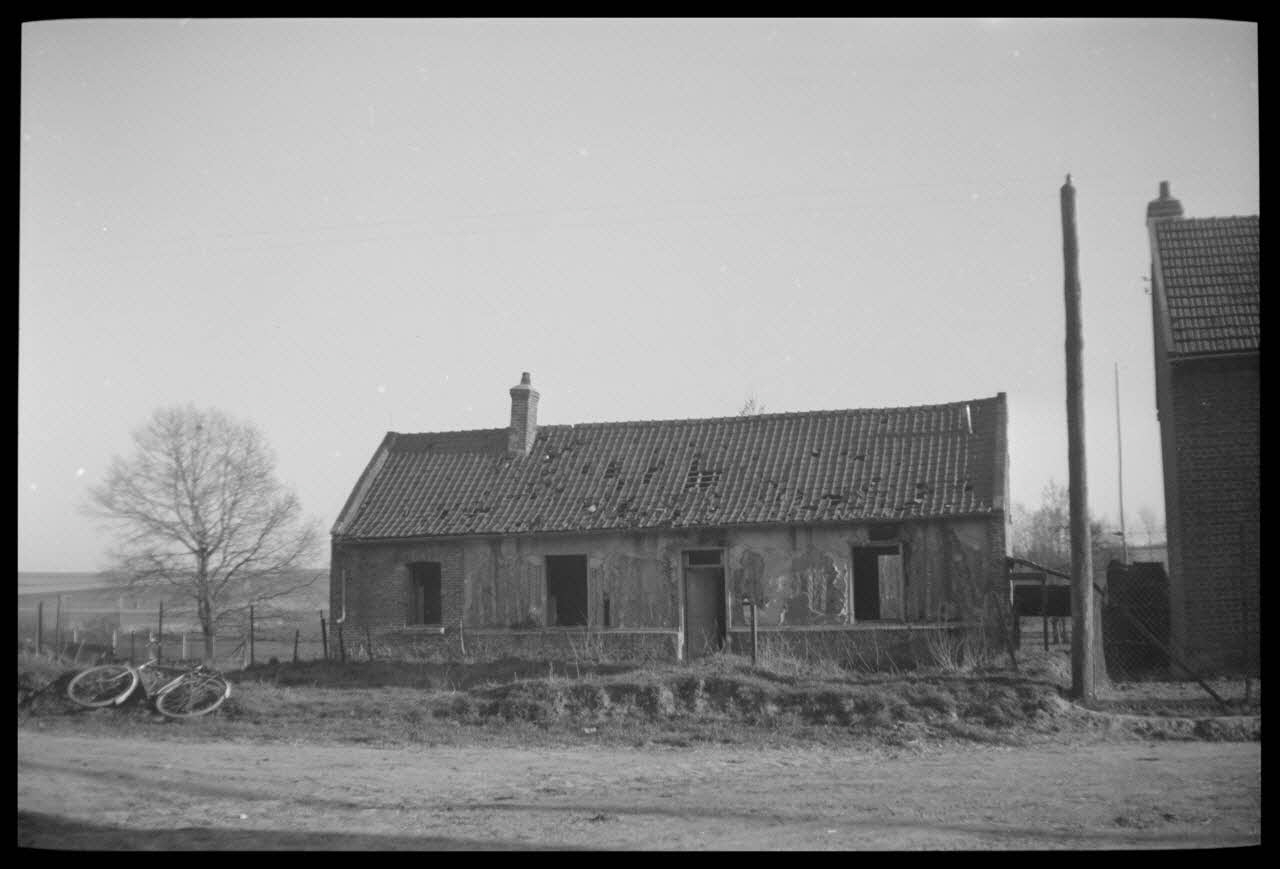 Camion photographie Vieille maison picarde Picardie, France 1945/4/1 Ph.1945.51.16 Photo