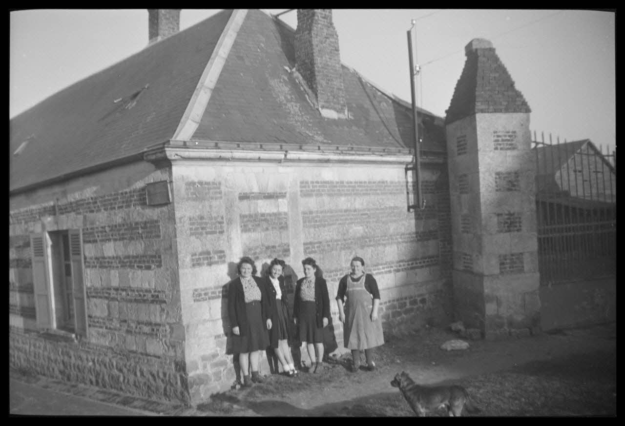 Camion photographie Assises alternées de briques et de pierre. Architecture cossue Picardie, France 1945/4/1 Ph.1945.51.18 Photo