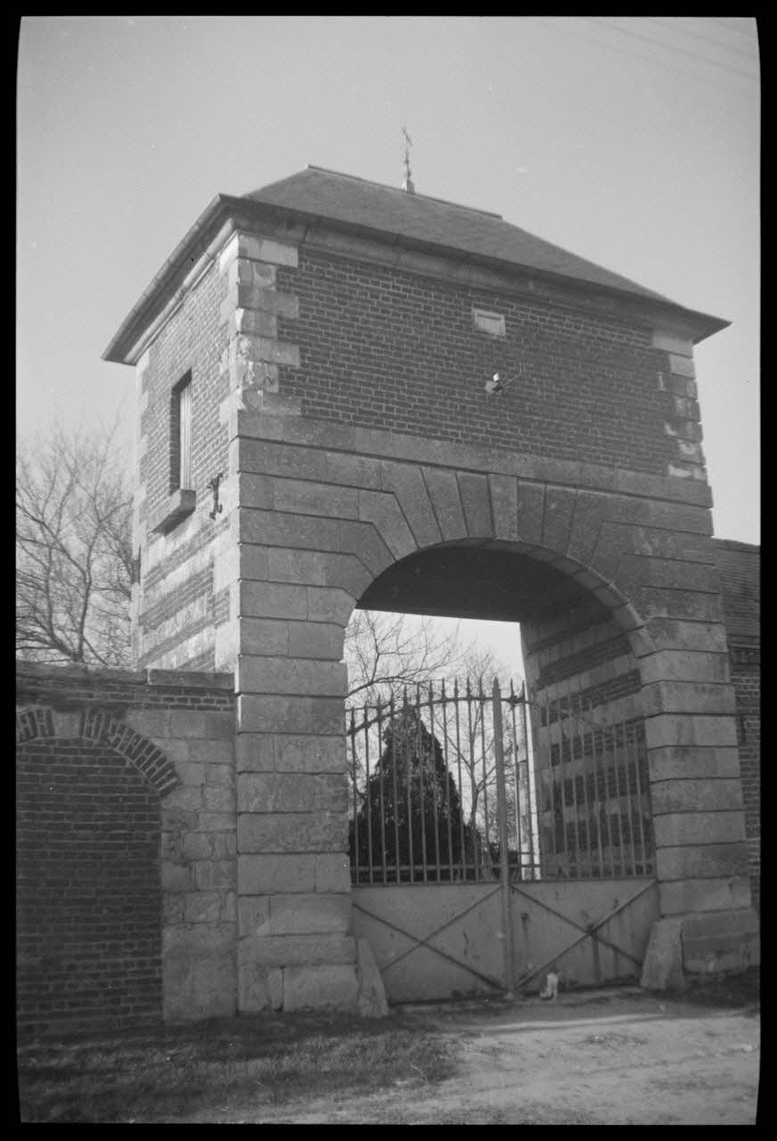 Camion photographie Assises alternées de briques et de pierre. Architecture cossue Picardie, France 1945/4/1 Ph.1945.51.19 Photo