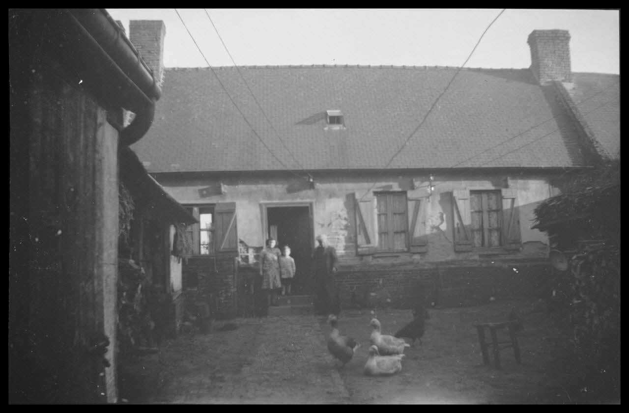 Camion photographie Maison de Madame la Veuve Sauveaux. Façade Nord Picardie, France 1945/4/1 Ph.1945.51.26 Photo