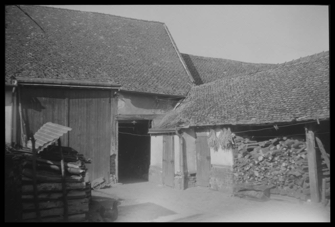 Camion photographie Maison de Madame la Veuve Sauveaux. Grange et bucherie Picardie, France 1945/4/1 Ph.1945.51.27 Photo