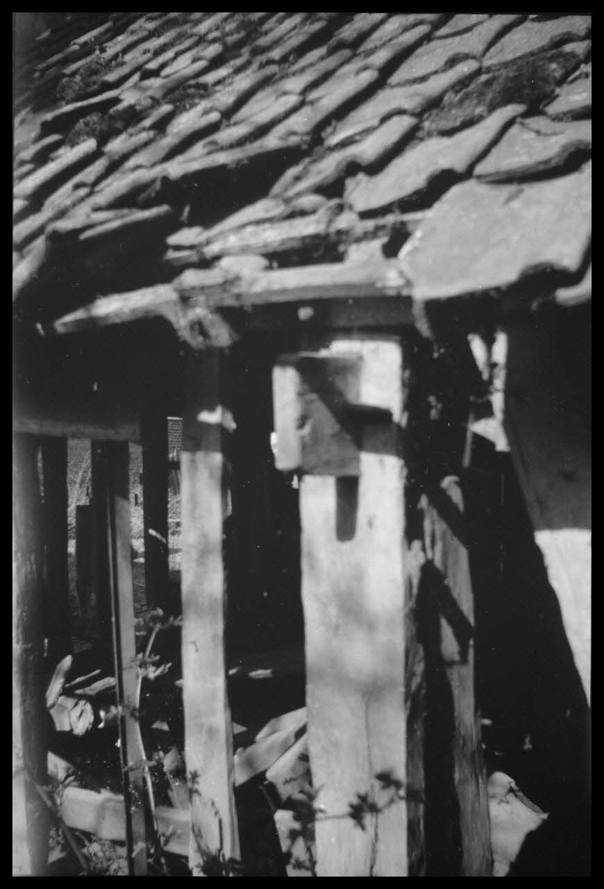 Camion photographie Maison. Détail de l'encadrement. Entrée d'un poteau avec clefs Picardie, France 1945/4/1 Ph.1945.51.28 Photo