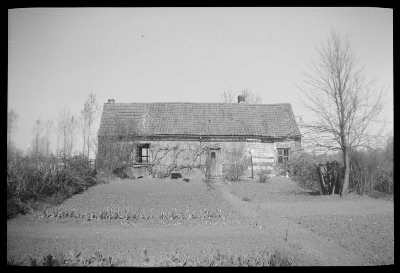 Camion photographie Maison de Monsieur Vincent Legrand. Façade Sud Picardie, France 1945/4/1 Ph.1945.51.36 Photo