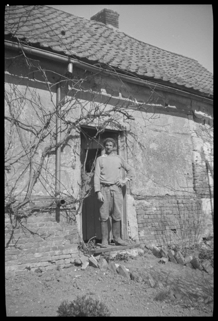Camion photographie Maison de Monsieur Vincent Legrand. Façade Sud. Détail Picardie, France 1945/4/1 Ph.1945.51.37 Photo
