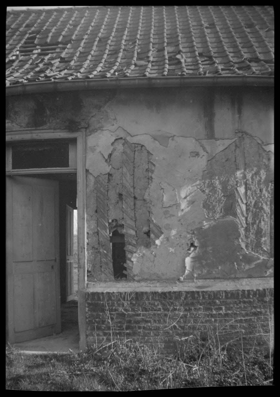 Camion photographie Maison de Monsieur Vincent Legrand. Façade Nord. Détail Picardie, France 1945/4/1 Ph.1945.51.38 Photo
