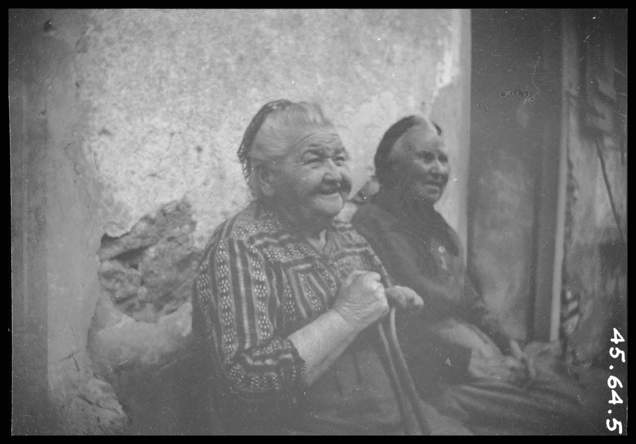 photographie Groupe de deux paysannes dont "Lisa" Ph.1945.64.5 Photo