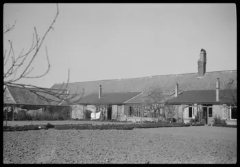 Berthier photographie Façade Sud de la ferme de Monsieur Bellegeule et habitation vers le jardin Picardie, France 1945/3/20 Ph.1945.66.12 Photo