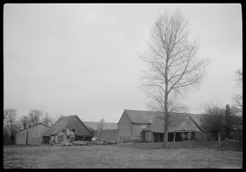 Berthier photographie Ferme de Monsieur Bellegeule. Façade Ouest de la grange et charreterie sur les pâtures Picardie, France 1945/3/20 Ph.1945.66.13 Photo