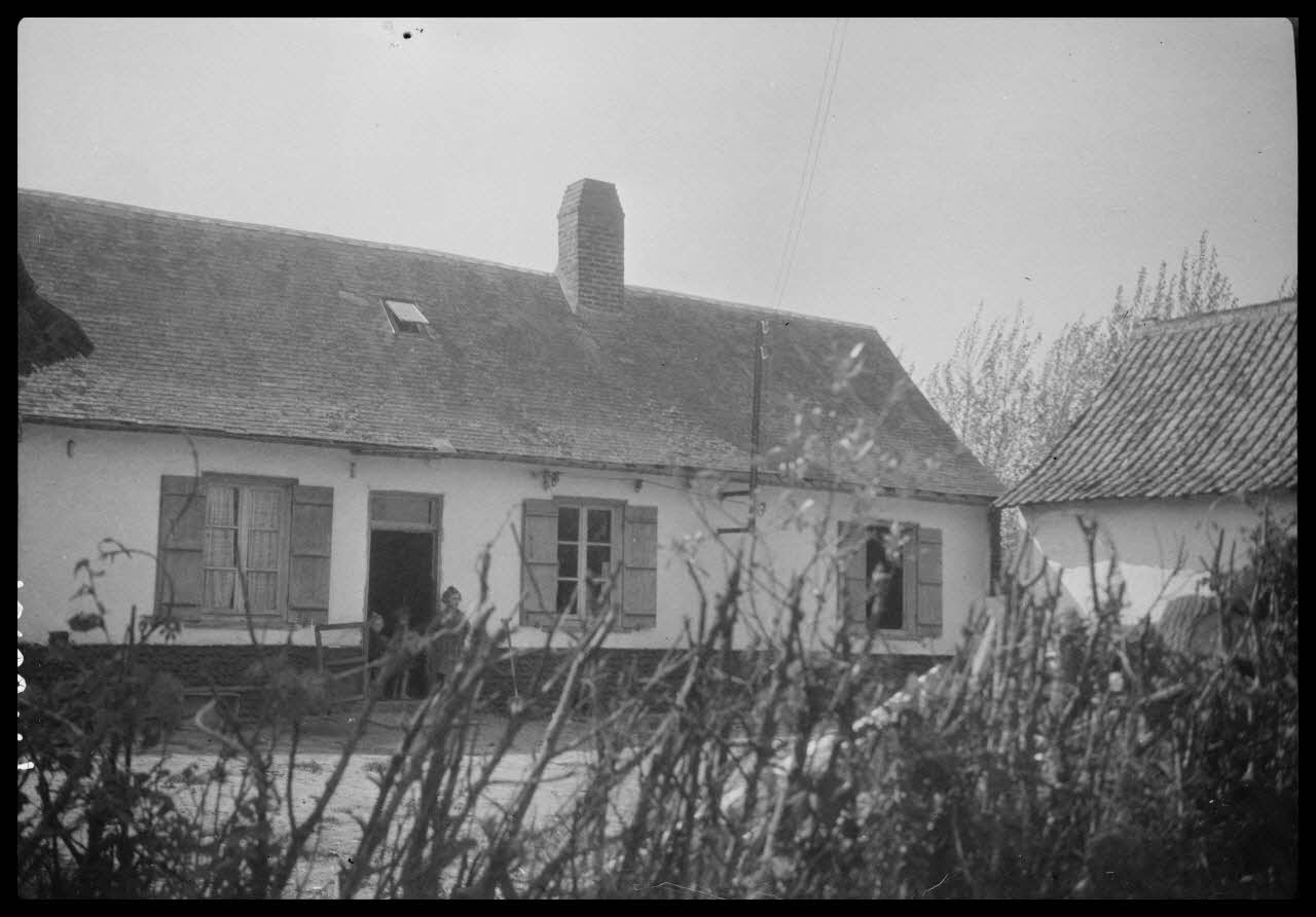 Berthier photographie Maison de ménagers. Façade sur la route Picardie, France 1945/5/1 Ph.1945.66.17  Photo